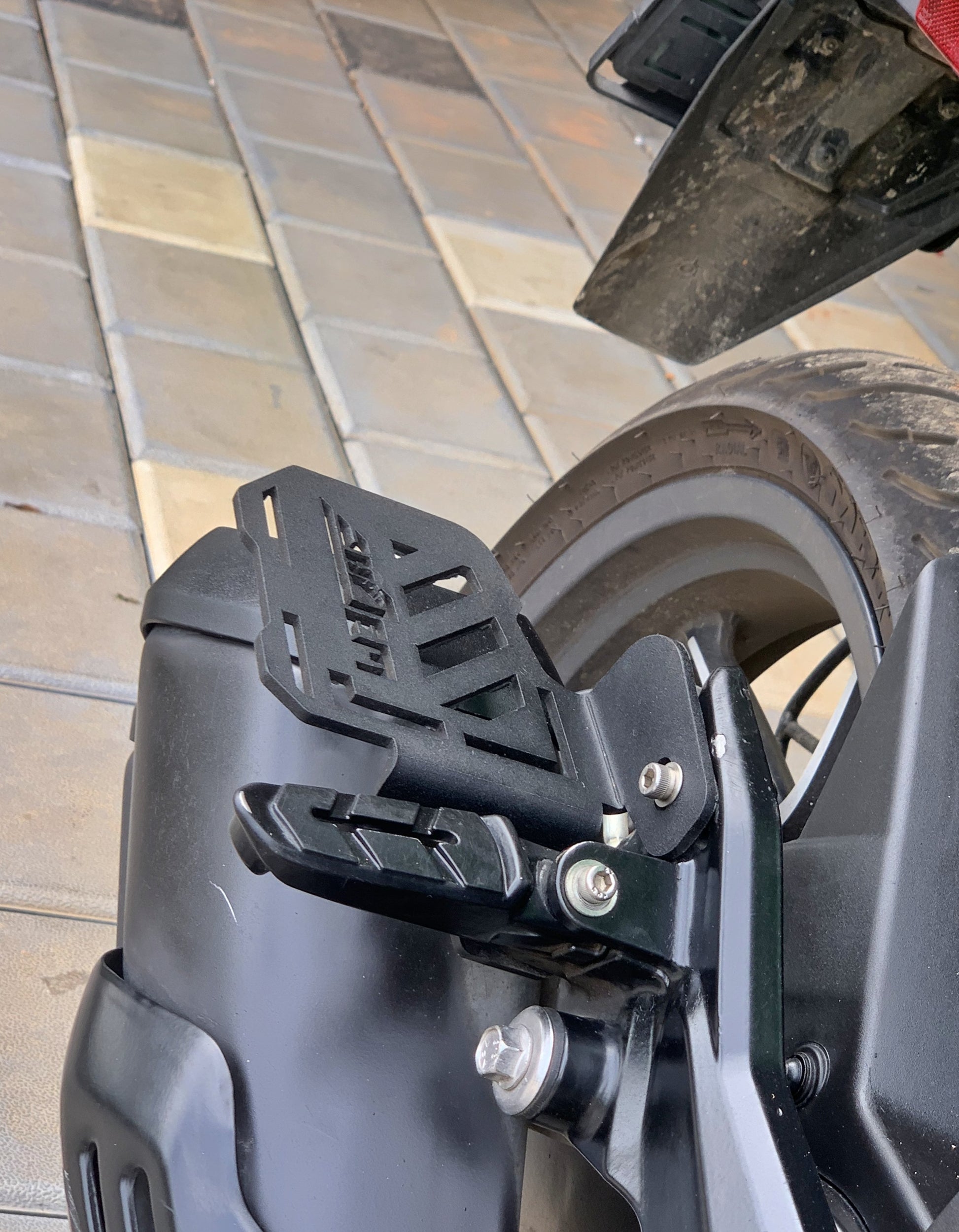 bajaj dominar footrest