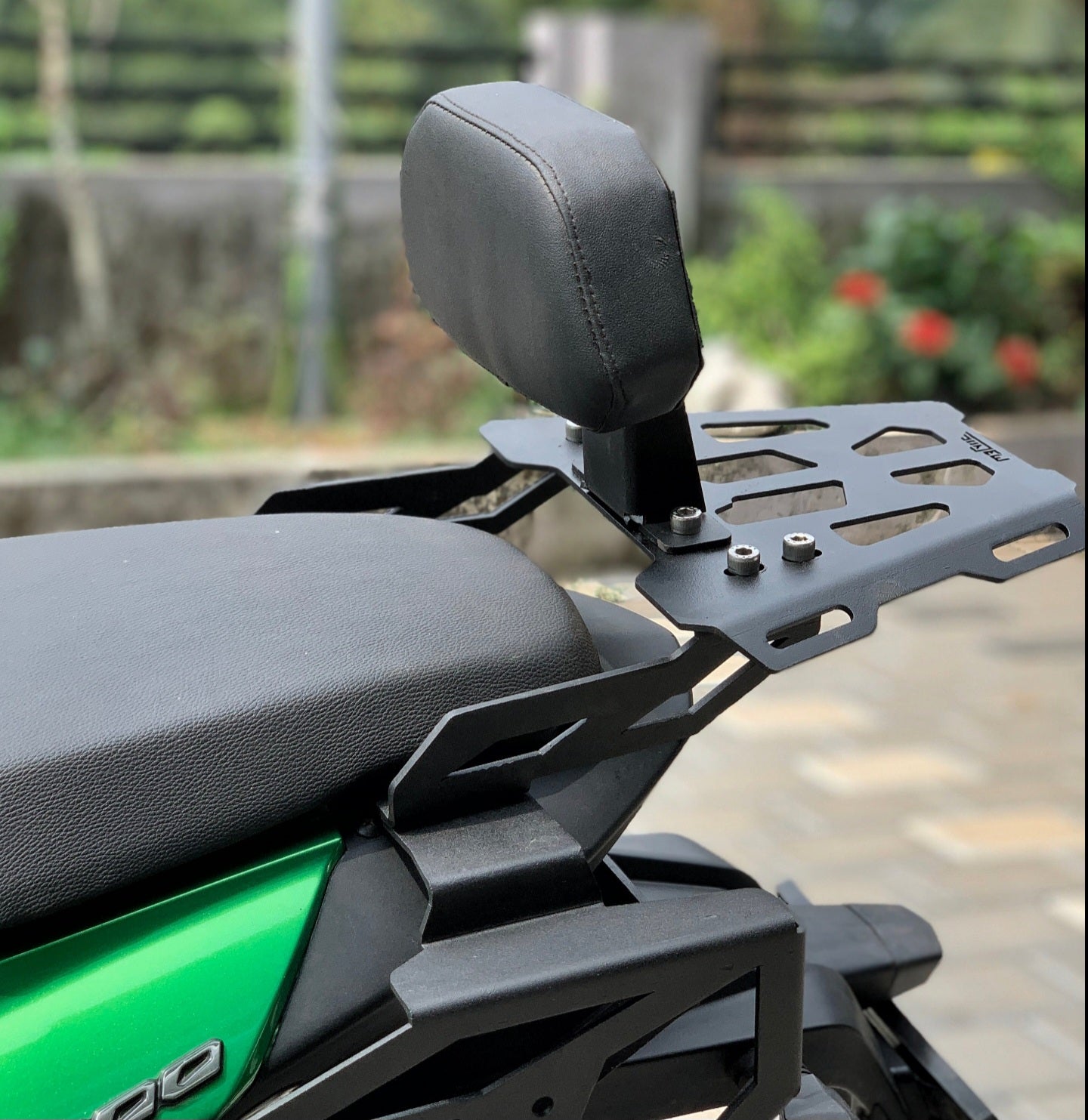 bajaj dominar 400 luggage carrier